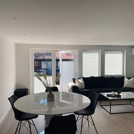 Med 4 Soverom Holiday home